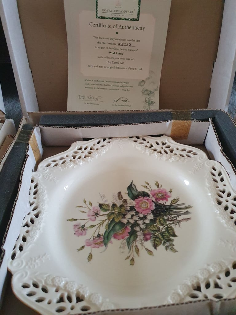 Set of 4 Royal Creamware 'The Floral Gift' Cina Plates