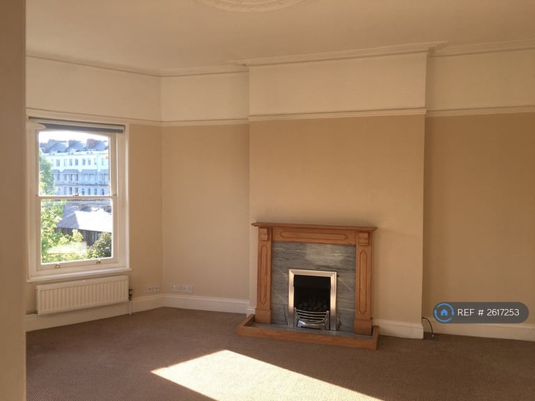 2 bedroom flat in Royal York Villas, Bristol, BS8 (2 bed) (#2617253)
