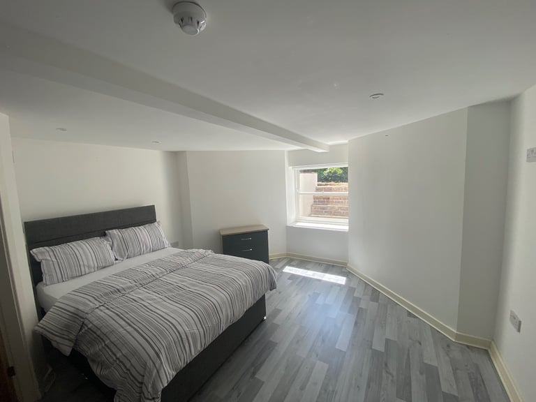 A furnished en-suite bedroom available in a large period property on Bentley Road L8. 