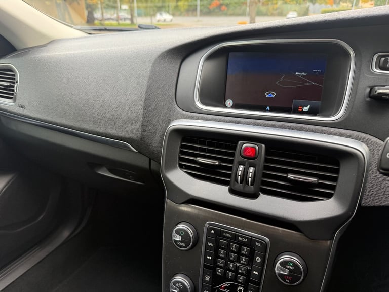 2014 Volvo V40 D3 SE Lux Nav 5dr HATCHBACK Diesel Manual