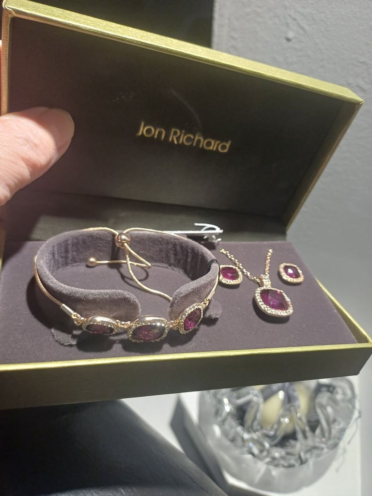 Beautiful JonRichard 3 peice Set New 