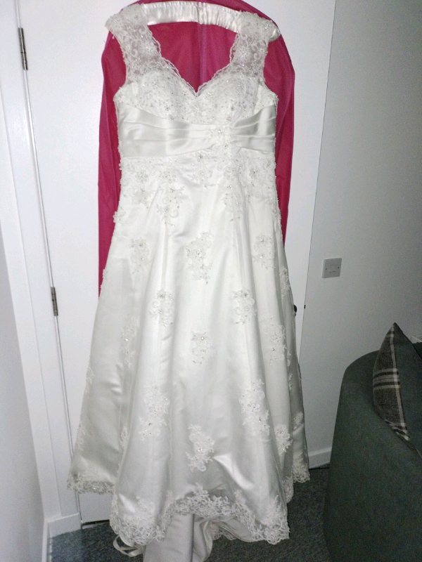 image for (New) Wedding dress fits from a size 18/20