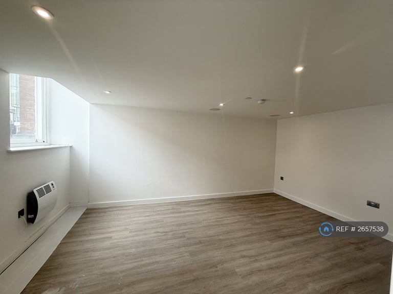 2 bedroom flat in Great George Street, Leeds, LS1 (2 bed) (#2657538)