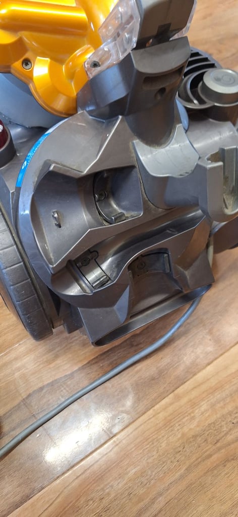 DC19 dyson vacuum cleaner,body & hose and pipe only.very strong 