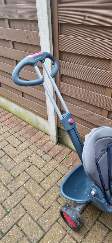 CHILDRENS TRICYCLE SMARTRIKE WITH PARENTAL HANDLE. GOOD CONDITION.