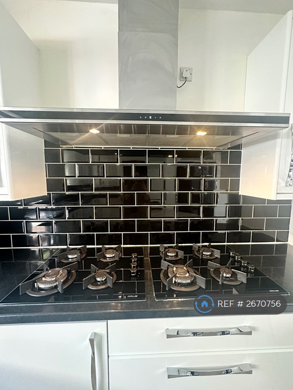 8 bedroom house in Harlaxton Drive, Nottingham, NG7 (8 bed) (#2670756)