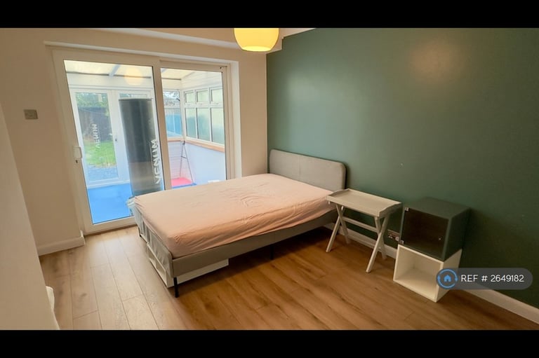 2 bedroom flat in Eastern Avenue, Ilford, IG2 (2 bed) (#2649182)