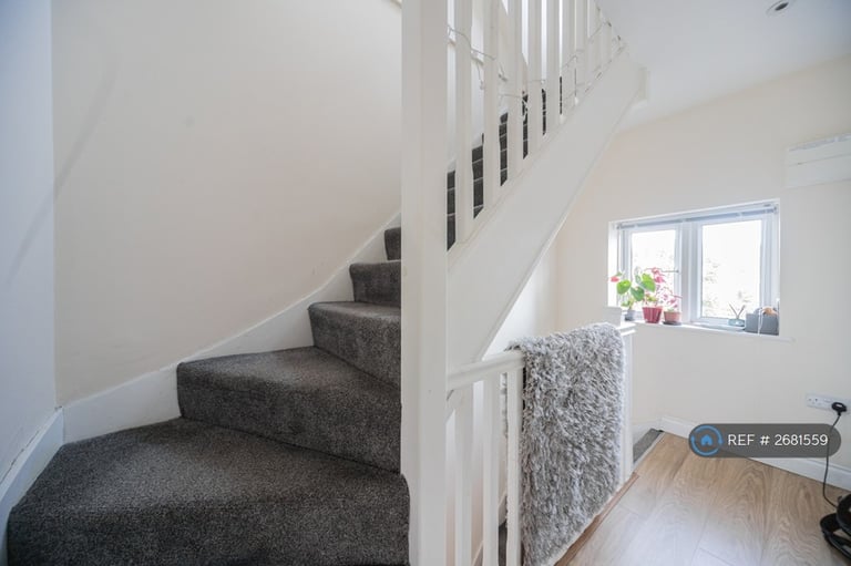 3 bedroom flat in Crowther Avenue, Brentford, TW8 (3 bed) (#2681559)