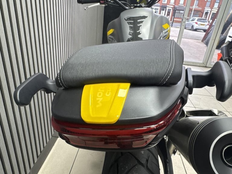 Voge ac525X in grey with yellow decals and only 211 Miles retro adventure