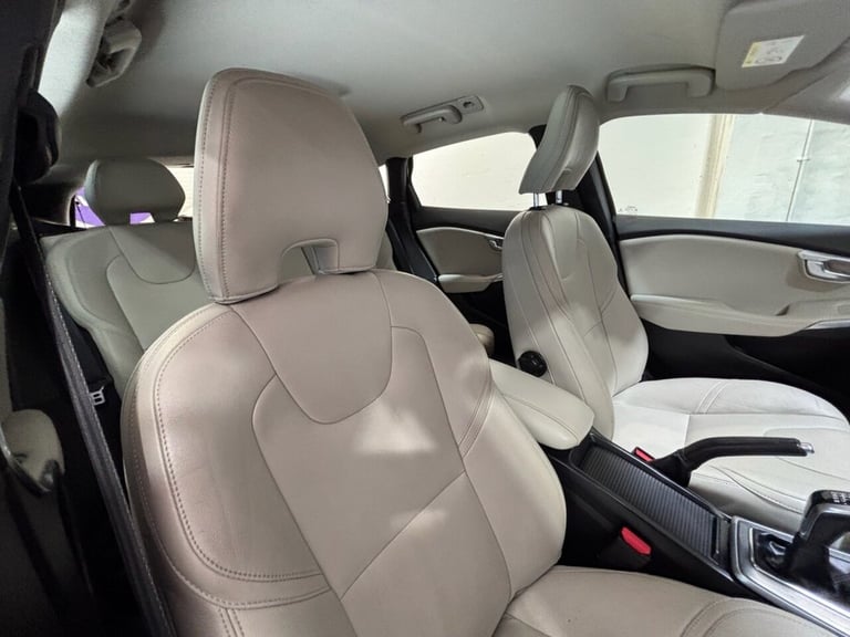 2016 16 VOLVO V40 2.0 D2 SE LUX HATCHBACK 5DR DIESEL MANUAL EURO 6 (S/S) (120 PS