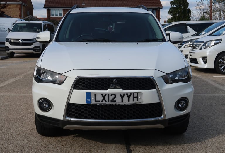 2012/12 White Mitsubishi Outlander 2.2 DI-D GX3 5dr 2WD 7 Seat