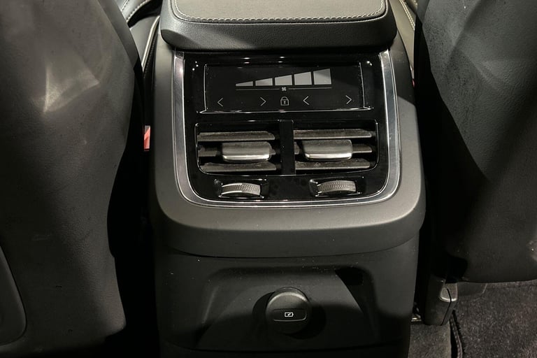 2021 Volvo XC90 Recharge R-Design, T8 AWD plug-in hybrid, 7 Seats ESTATE Petrol/Electric Hybrid A...