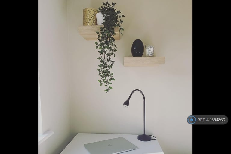 6 bedroom house in Nightingale Shott, Egham, TW20 (6 bed) (#1564860)