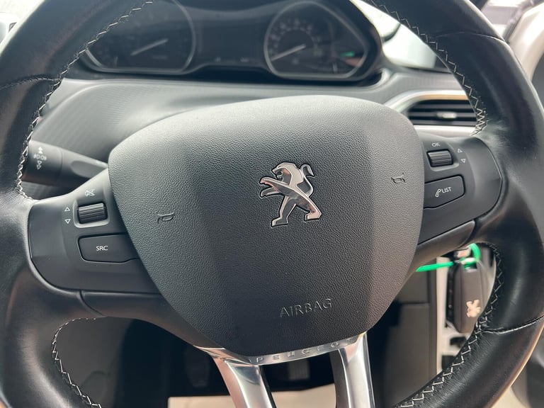 PEUGEOT 208 1.2 PureTech Tech Edition White Manual Petrol 2019