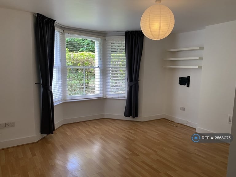 2 bedroom flat in Manor Park, London, SE13 (2 bed) (#2668075)