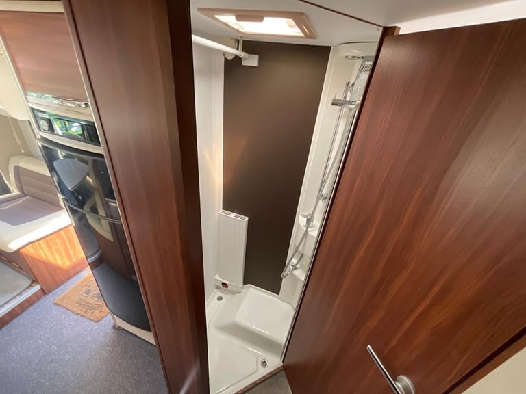 Adria Matrix Supreme M687SBC, Automatic, Island Bed