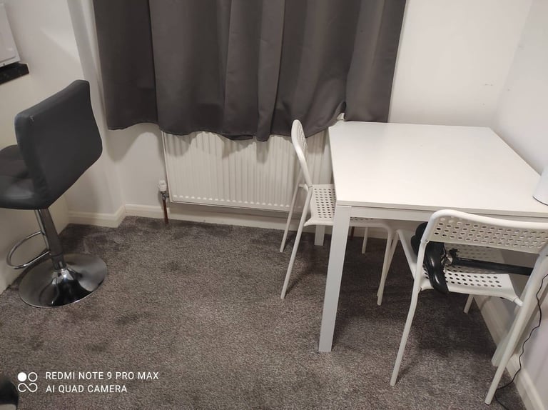 A beautiful executive 1 Bed flat. Separate kitchen and shower room. £1300 inc ALL bills except Elec