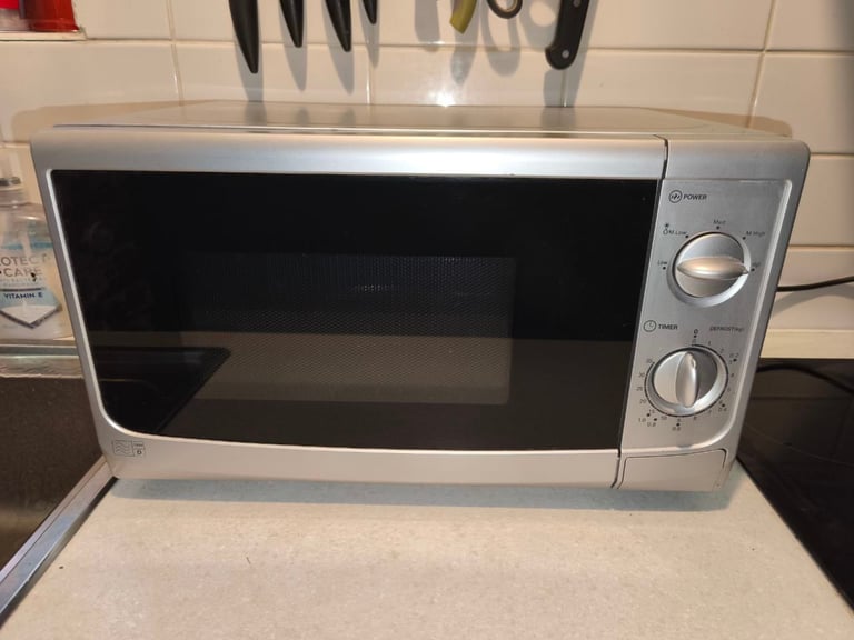 Microwave SAINSBURY 700 W