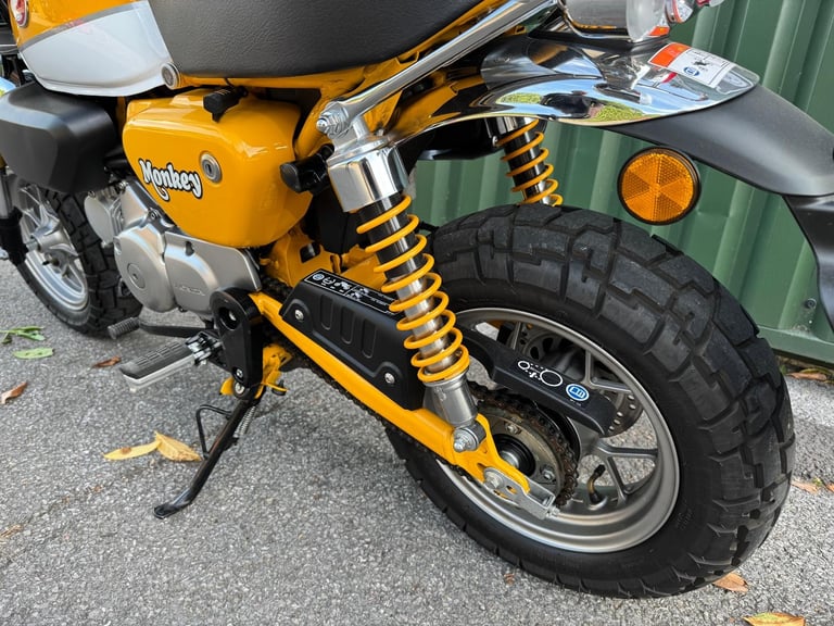 Honda Z125 MA-K Monkey Bike 2019 Yellow and White 1 Owner 880 Miles Rack Fitted