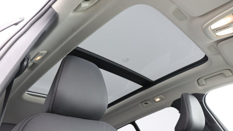 2025 Volvo XC40 B4 (P) Ultra Bright (Sunroof, Pilot Assist, BLIS, Leather) ESTATE Petrol/Electric...
