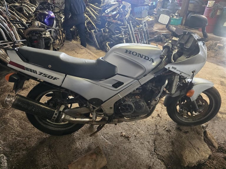 1987 HONDA VFR750F RC24 GENUINE BARN FIND WINTER PROJECT SPARES OR REPAIRS