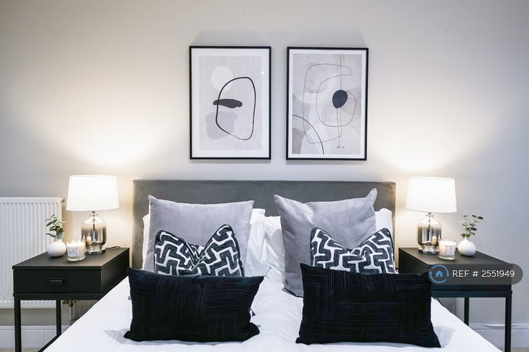 1 bedroom flat in Colbalt Point, London, E14 (1 bed) (#2551949)