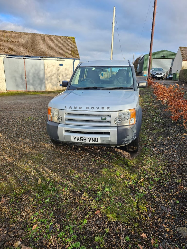 image for Land rover discovery 3 spares or repair