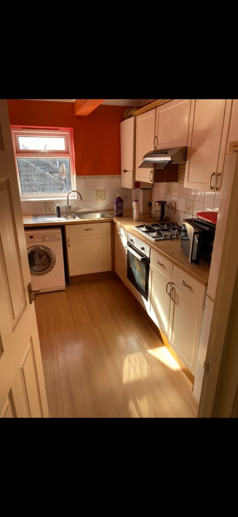 BEAUTIFUL AND BRIGHT, HUGE DOUBLE ROOM.