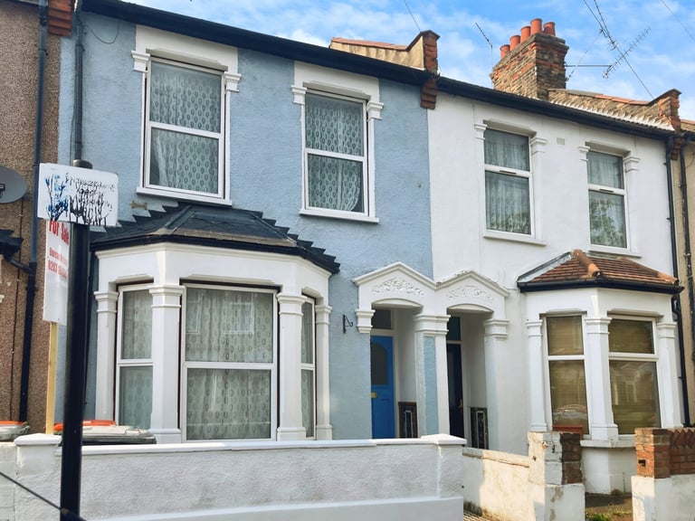3 bedroom house in 3-Bedroom House For Sale E6