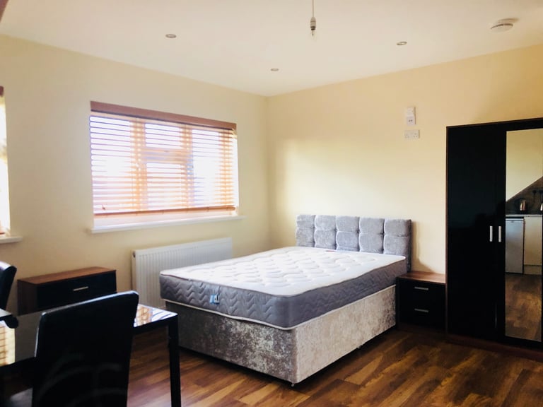 Loft Studio for couple in Chingford £1150 INC BILLS