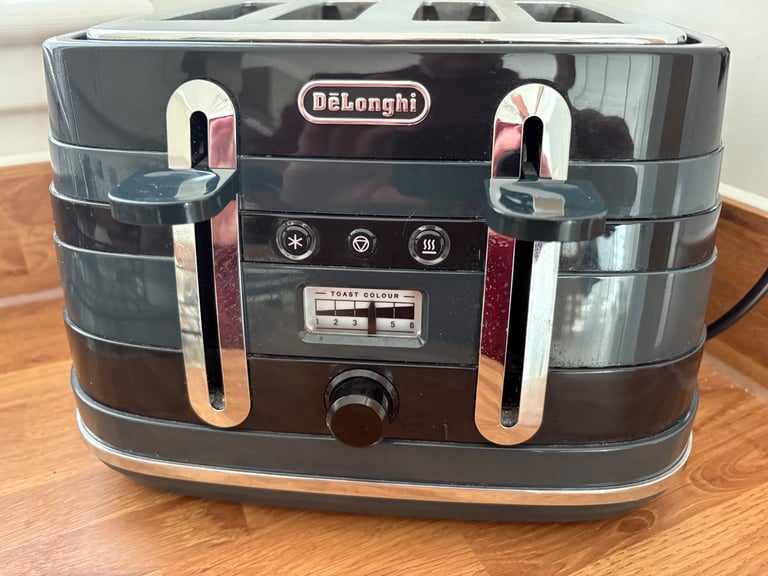 image for DeLonghi 4 slat toaster in a black/grey colour