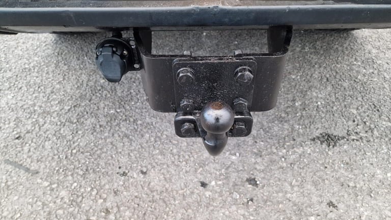 2017 Toyota Hilux 2.4 D-4D Invincible Auto 4WD Euro 6 4dr (TSS, 3.5t) PICK UP Diesel Automatic