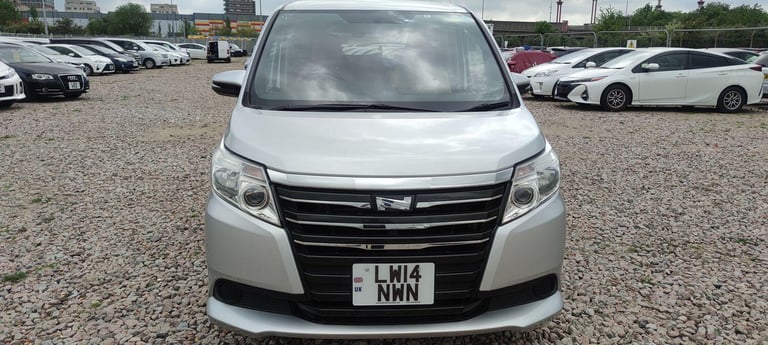 TOYOTA VOXY/NOAH/ESQUIRE/WHEELCHAIR ACCEBILE 8 SEATER