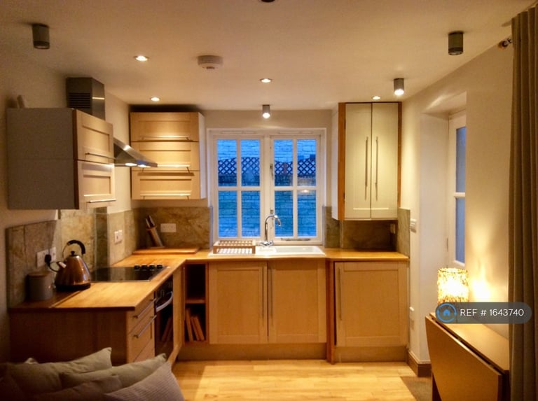 1 bedroom flat in Compton Way, Witney, Oxfordshire, OX28 (1 bed) (#1643740)