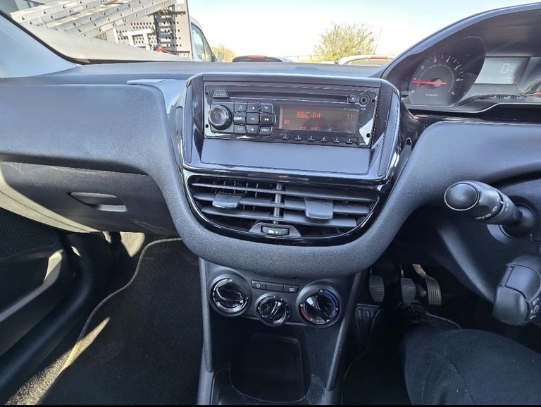 PEUGEOT 208, 2013, 1.0 PETROL MANUAL, MOT AUGUST 2026. SERVICE HISTORY. VERY CHEAP TO RUN 