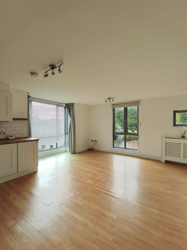 1 bed flat Clifton location, bills included!