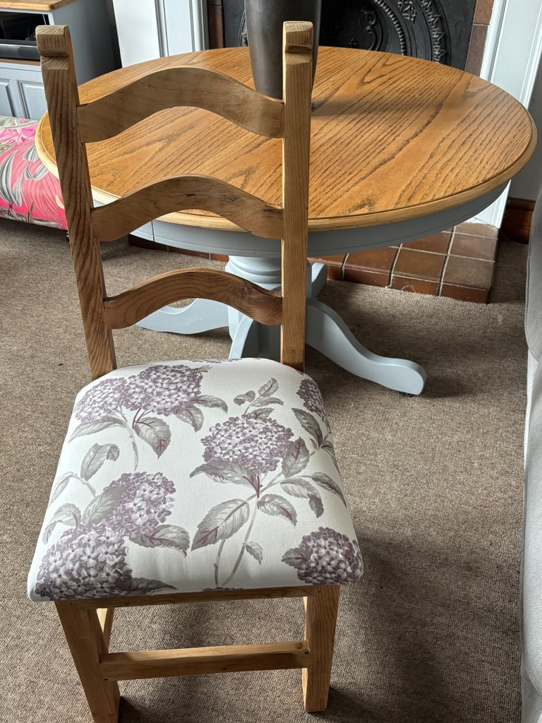 Gorgeous Oak Round Dining Table & Chairs