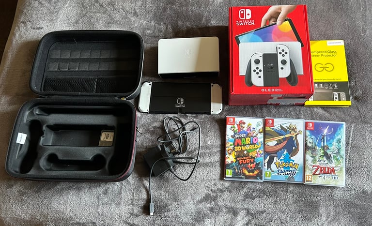 Nintendo Switch Oled w/ 3 games & accessories