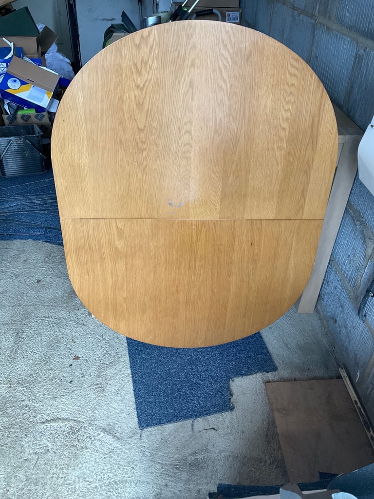 image for Extendable oval Dining Room table in brown ( used ) 