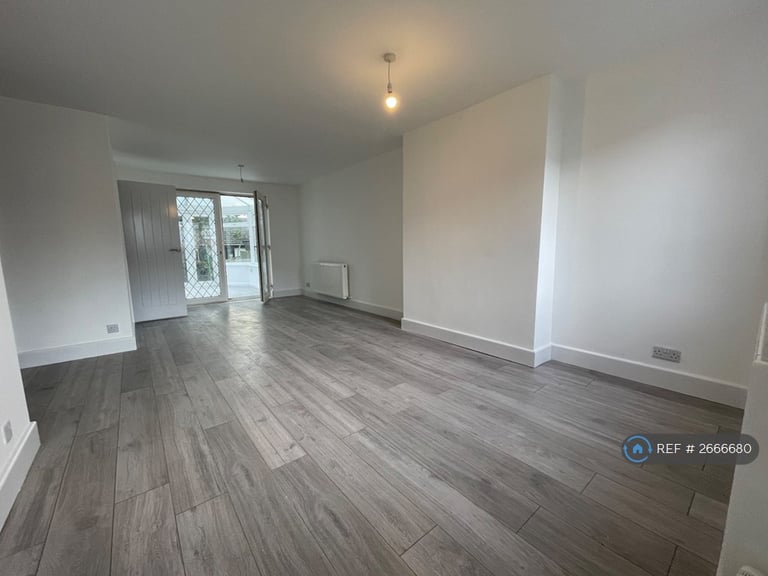 3 bedroom house in Tyndale Walk, Batley, WF17 (3 bed) (#2666680)