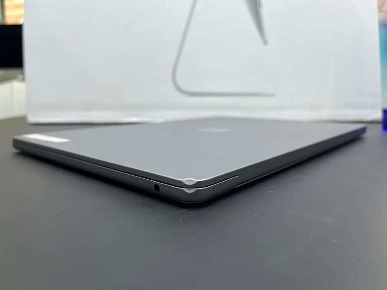 Apple MacBook Air M2 13'' 8GB Ram 256GB SSD Logic Pro 11 Final Cut Pro Adobe Warranty