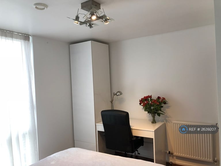 1 bedroom flat in Burgoyne House, Brentford, TW8 (1 bed) (#2639207)