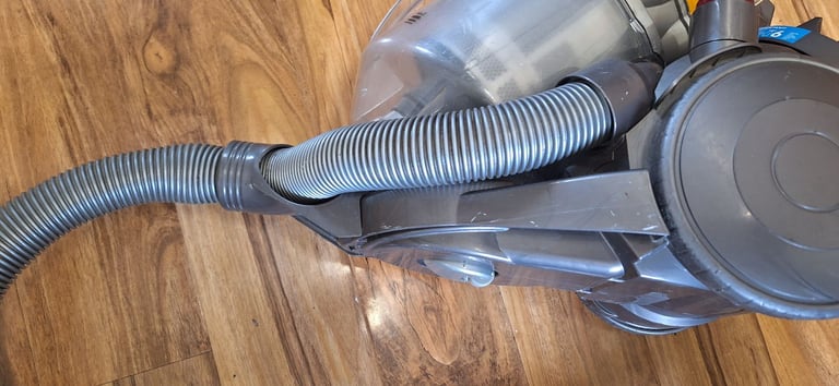 DC19 dyson vacuum cleaner,body & hose and pipe only.very strong 