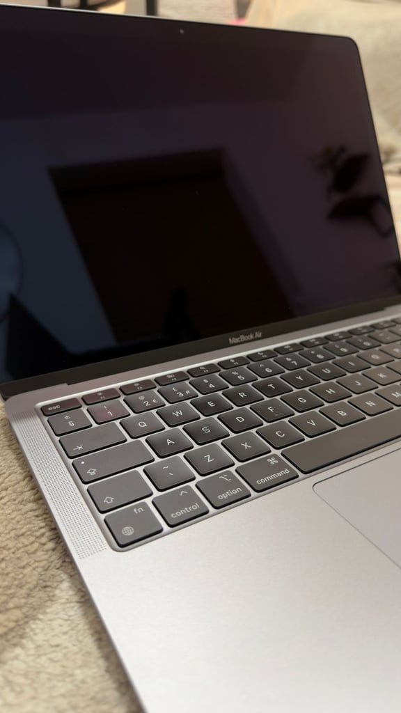 13" Macbook Air (M1) – Excellent Condition