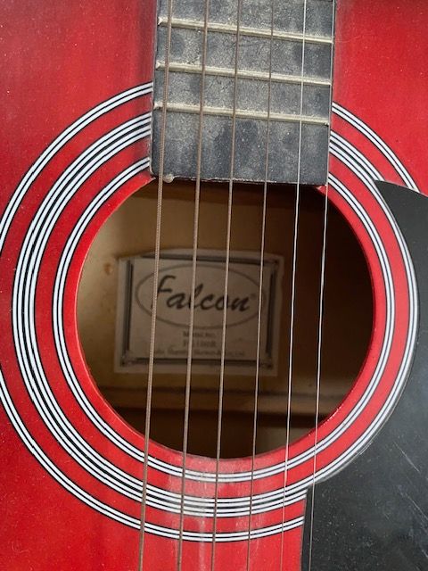 4 guitars (1 with case) and 1 violin (with case) for sale