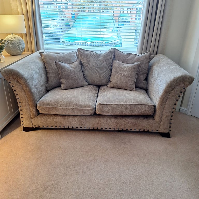 Stunning sofas x 2 beige/dark cream