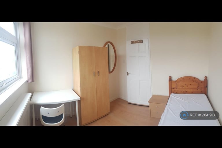 5 bedroom flat in Lorrimore Square, London, SE17 (5 bed) (#2641913)