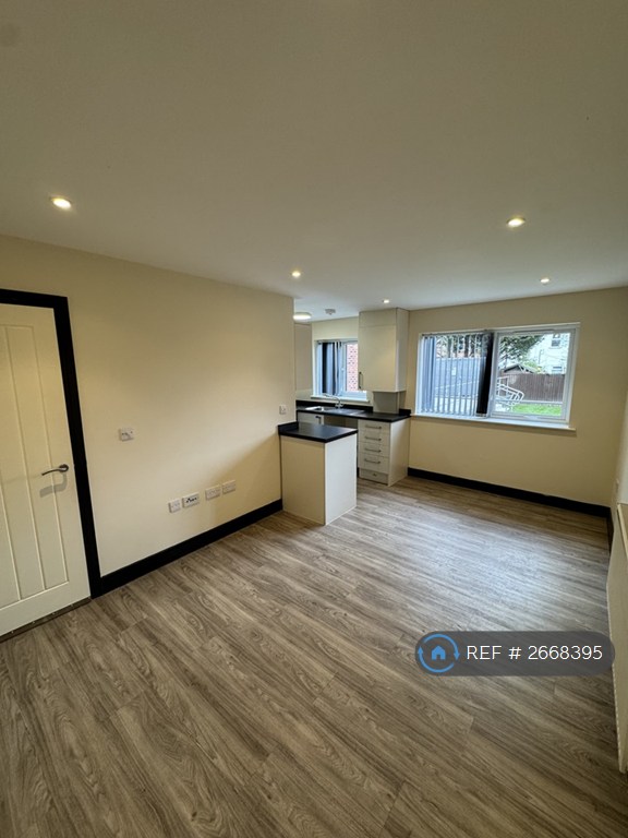 1 bedroom flat in Burgess Road, Leicester, LE2 (1 bed) (#2668395)