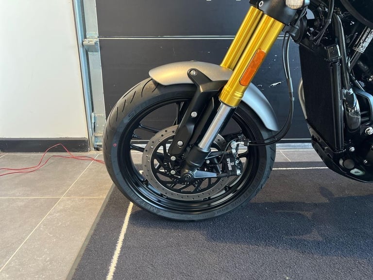 2025 Triumph Speed 400 STANDARD COLOUR Petrol black 6 Speed
