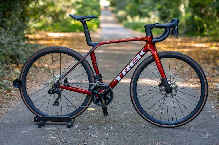 Trek Madone SL6 Gen 8, 105 DI2, Disc Carbon Road Bike ML Size Carbon Wheels